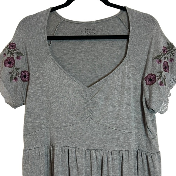 TORRID Gray Super Soft V-Neck Embroidered Sleeve Babydoll Tee 2X - Picture 5 of 12
